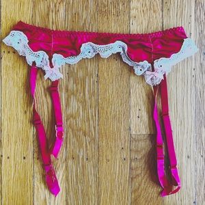 Victoria’s Secret | red lace garter belt